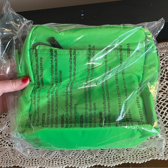 Lug Ranger new with tags crossbody purse in lime green (bag hasn’t been opened) - Picture 2 of 3